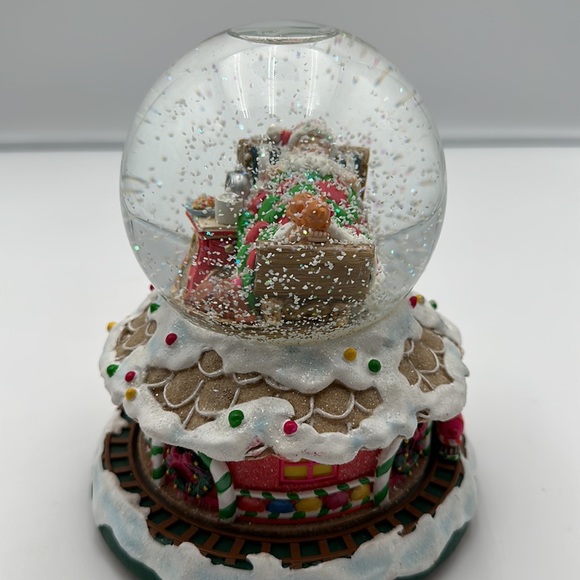 Limited Edition Waterford Musical Rotating Snow Globe playing Brahms Lullaby - Picture 9 of 17